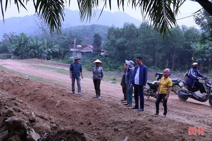 Anh Phan Duy Ngọc - Phó Trưởng phòng Kinh tế, UBND xã Sơn Tây cho biết: “Tuyến đường thi công dang dở do thiếu vốn, người dân đã phản ánh, kiến nghị rất nhiều nhưng đến nay vẫn chưa được giải quyết. Rất mong các ban, ngành liên quan xem xét để có giải pháp xử lý dứt điểm, tạo điều kiện thuận lợi trong đi lại cũng như phát triển kinh tế, xây dựng nông thôn mới cho người dân ở đây”.