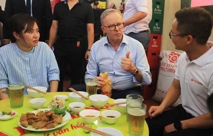 Thủ tướng Australia Anthony Albanese dành lời khen với bánh mì của Việt Nam. (Ảnh: Lâm Khánh/TTXVN)