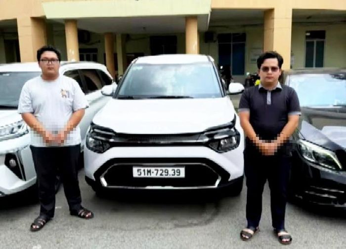 Các đối tượng cùng tang vật. Ảnh chụp màn hình