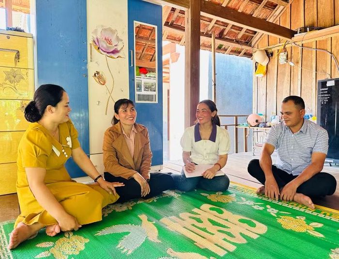  Đảng viên Đinh Thị Thanh (thứ 2 từ phải qua) thường xuyên nắm bắt tâm tư, nguyện vọng của các hộ dân. Ảnh: D.Đ 
