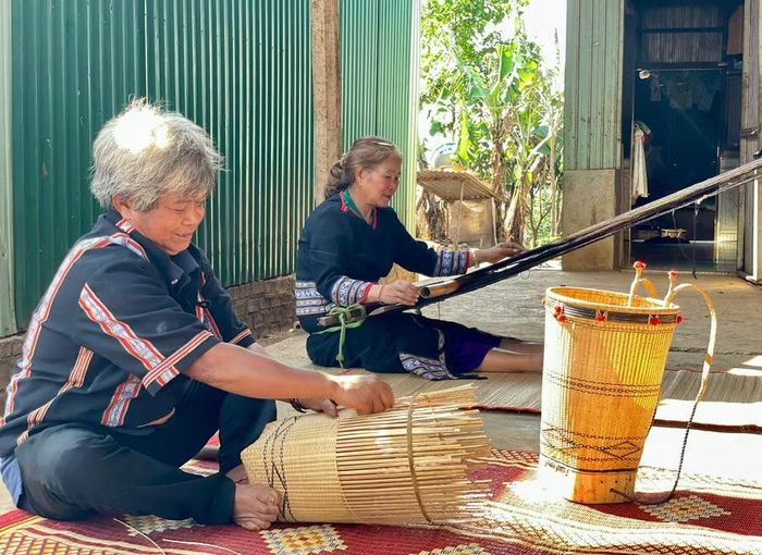  Ông bà Dyái - Phyip luôn tâm huyết với nghề truyền thống và sẵn lòng hướng dẫn du khách trải nghiệm. Ảnh: Lam Nguyên 