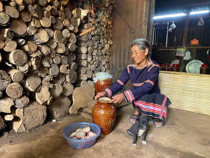  Bà Siu Phưn, người phụ nữ có tiếng với nghề ủ rượu ghè truyền thống ở làng Xóa. Ảnh: Lam Nguyên 