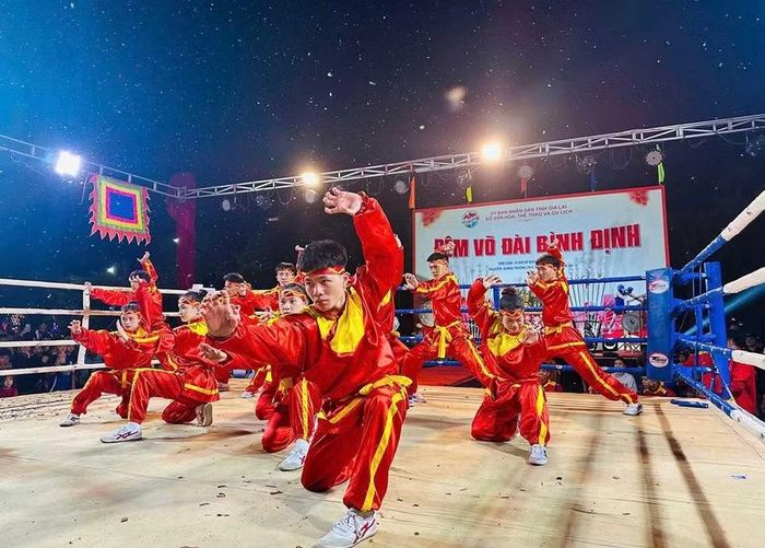  Các tiết mục biểu diễn quyền thuật đặc sắc khuấy động Đêm võ đài Bình Định tại xã Hoài Ân. Ảnh: L.Đ 