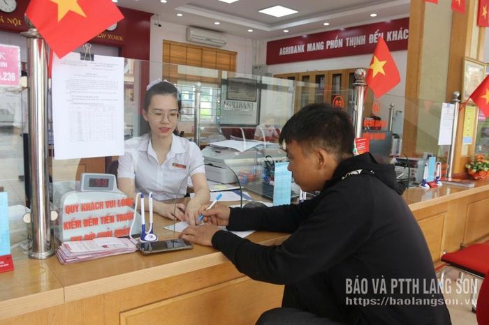 Cán bộ Agribank Đình Lập Lạng Sơn giới thiệu các chương trình vay vốn ưu đãi tại ngân hàng