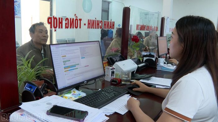 Cán bộ Trung tâm Phục vụ hành chính công xã Yên Thành giải quyết thủ tục cho người dân.