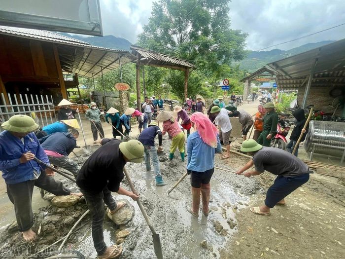 Cán bộ, công chức cấp xã luôn đồng hành, hỗ trợ người dân trong mọi hoạt động.