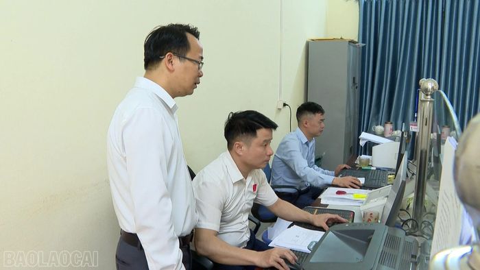 Cán bộ, công chức xã Thác Bà trong giờ làm việc.