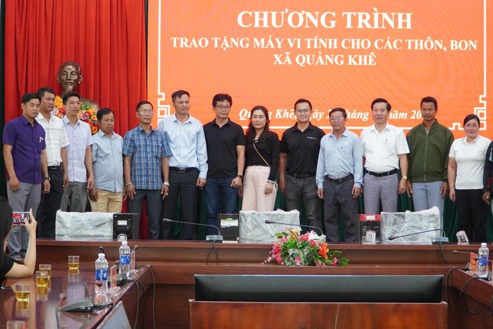 Xã Quảng Khê tặng máy vi tính cho các thôn, bon nhằm tăng cường kỹ năng công nghệ số cho cán bộ cơ sở