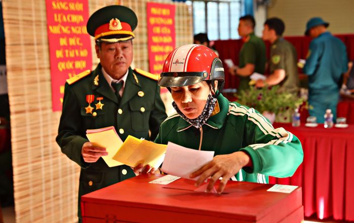 Cử tri thực hiện quyền và nghĩa vụ công dân trong không khí thực sự của ngày hội