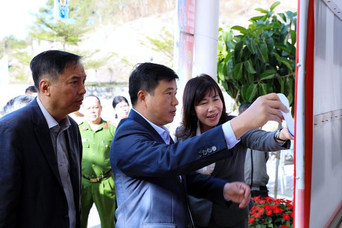 Đồng chí Y Thanh Hà Niê Kđăm, Ủy viên Ban Chấp hành Trung ương Đảng, Bí thư Tỉnh ủy, Trưởng Đoàn ĐBQH khóa XV tỉnh, Trưởng Ban Chỉ đạo bầu cử tỉnh Lâm Đồng kiểm tra danh sách cử tri niêm yết tại thôn Tân Lập, xã Ka Đô. Ảnh: Lê Phước