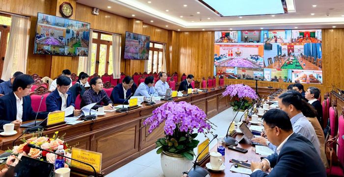 Các sở, ngành nghe các địa phương từ các đầu cầu nêu ý kiến