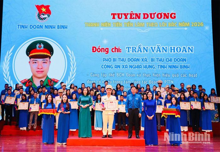 Đồng chí Trần Ngọc Nam, Ủy viên Ban Thường vụ Trung ương Đoàn, Tỉnh ủy viên, Phó Chủ tịch Ủy ban MTTQ Việt Nam tỉnh, Bí thư Tỉnh đoàn trao tặng Bằng khen và biểu trưng của Tỉnh đoàn cho các đồng chí đạt danh hiệu Thanh niên tiên tiến làm theo lời Bác.