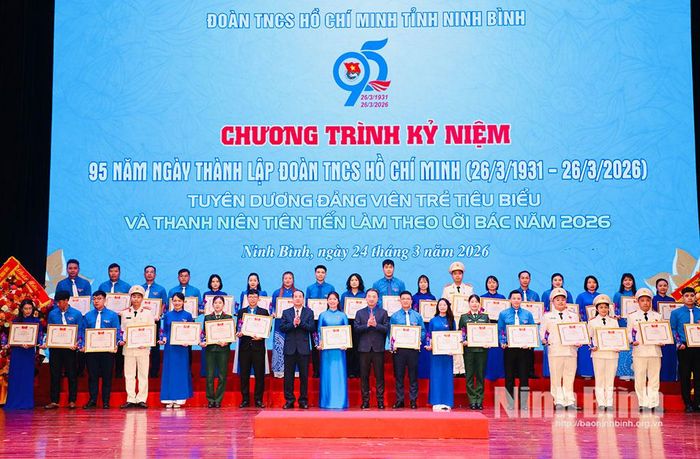 Các đồng chí: Mai Văn Tuất, Phó Bí thư Tỉnh ủy, Chủ tịch Ủy ban MTTQ Việt Nam tỉnh; Nguyễn Tường Lâm, Bí thư Trung ương Đoàn, Chủ tịch Hội Liên hiệp Thanh niên Việt Nam trao tặng Bằng khen và biểu trưng của Tỉnh đoàn cho các đồng chí Đảng viên trẻ tiêu biểu