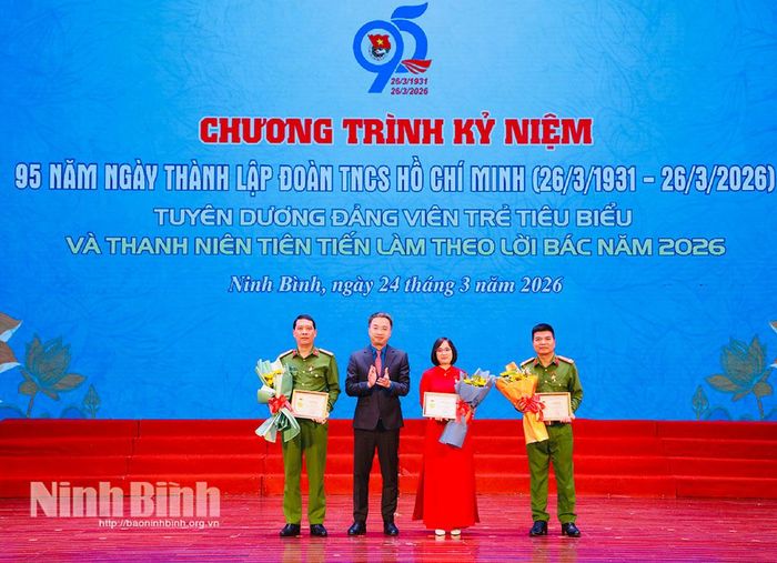 Đồng chí Nguyễn Tường Lâm, Bí thư Trung ương Đoàn, Chủ tịch Hội Liên hiệp Thanh niên Việt Nam trao tặng Kỷ niệm chương “Vì thế hệ trẻ” cho các cá nhân có nhiều đóng góp trong sự nghiệp giáo dục, đào tạo, bồi dưỡng thế hệ trẻ.