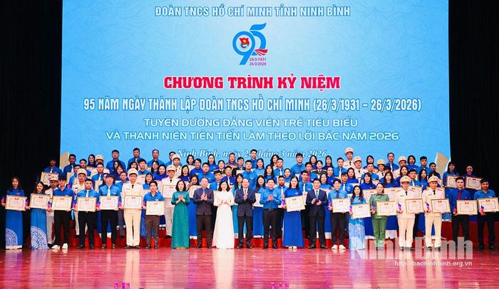 Các đại biểu chụp ảnh lưu niệm cùng các thanh niên tiên tiến.