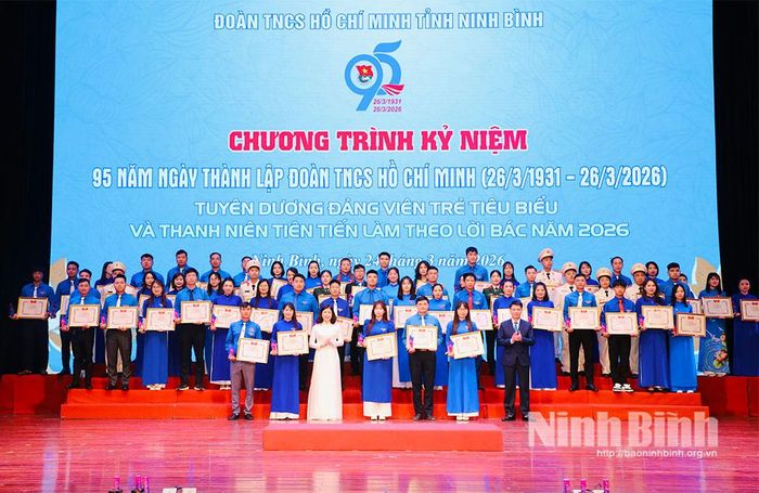 Các đồng chí: Nguyễn Đức Toàn, Ủy viên Ban Thường vụ Tỉnh ủy, Trưởng Ban Tuyên giáo và Dân vận Tỉnh ủy Ninh Bình; Phạm Thị Thu Hằng, Ủy viên Ban Thường vụ Tỉnh ủy, Giám đốc Báo và phát thanh, truyền hình Ninh Bình trao tặng Bằng khen và biểu trưng của Tỉnh đoàn cho các đồng chí đạt danh hiệu Thanh niên tiên tiến làm theo lời Bác.