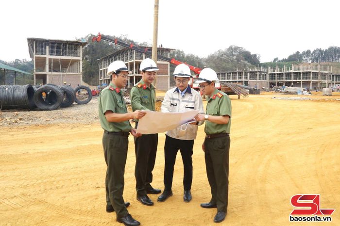 Cán bộ Phòng Hậu cần Công an tỉnh kiểm tra tiến độ xây dựng Trường nội trú liên cấp tiểu học - THCS xã Phiêng Khoài