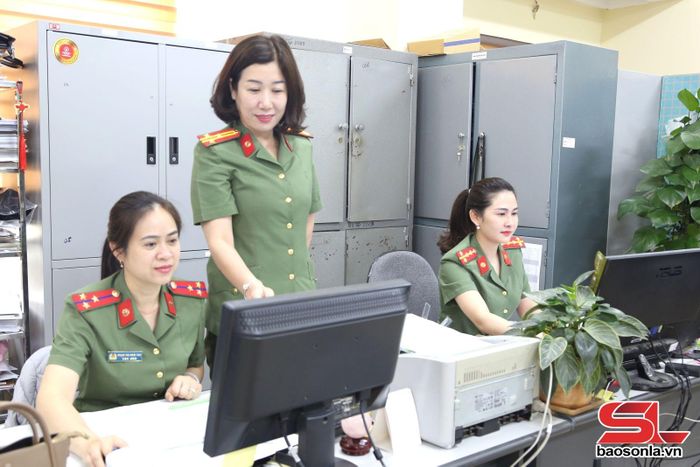 Cán bộ phòng Hậu cần Công an tỉnh trao đổi nghiệp vụ công tác quản lý tài chính.