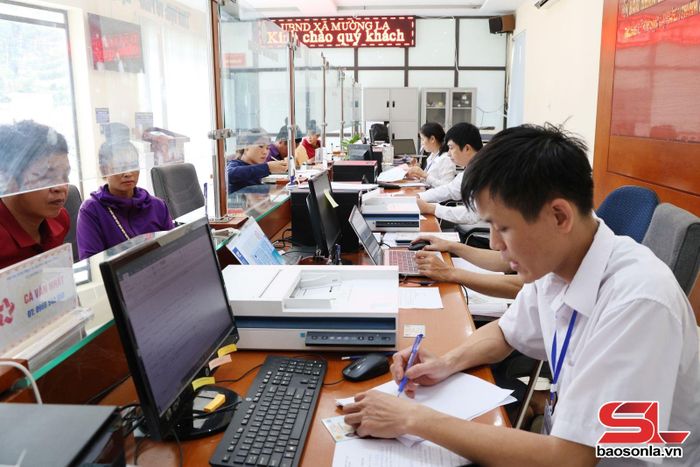Trung tâm Phục vụ hành chính công xã Mường La tiếp nhận, giải quyết thủ tục hành chính cho doanh nghiệp và nhân dân.