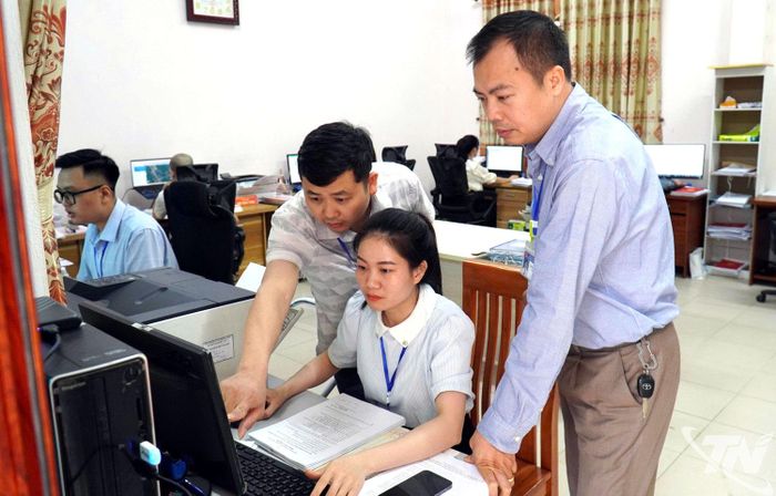 Đoàn công tác kiểm tra trực tiếp việc tiếp nhận, giải quyết hồ sơ TTHC liên quan đến lĩnh vực đất đai,