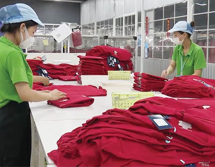  Người lao động Công ty CP Dệt may Phú Hòa An kiểm tra, hoàn thiện sản phẩm may trước khi xuất xưởng