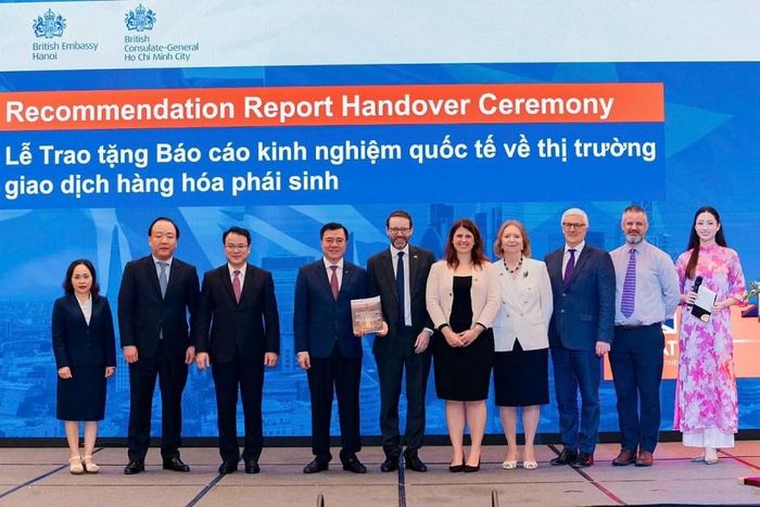 Đại sứ Iain Frew trao tặng báo cáo “Phát triển thị trường phái sinh hàng hóa Việt Nam” cho đại diện Bộ Công thương. Ảnh: ĐSQ Anh