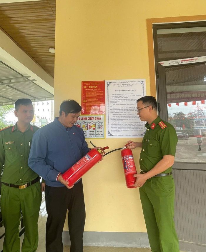 Công an Hà Tĩnh kiểm tra phương tiện phòng cháy, chữa cháy phục vụ bầu cử.