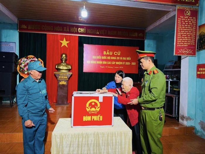 Hỗ trợ người cao tuổi bỏ phiếu.