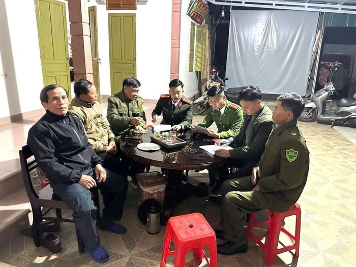 Công an cơ sở “đi từng ngõ, gõ từng nhà” rà soát, hoàn thiện danh sách cử tri.