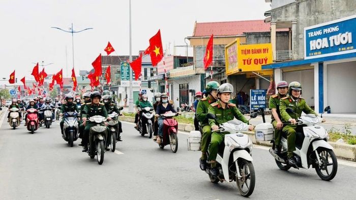 Công an Hà Tĩnh diễu hành, bảo đảm an ninh, trật tự phục vụ bầu cử.