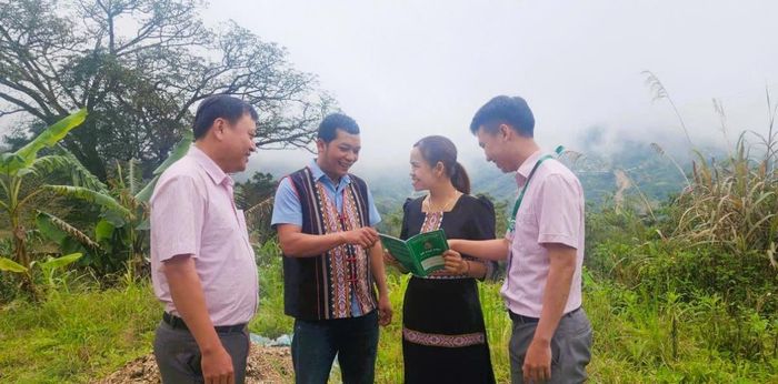 Gia đình ông Tơ Ngôl Chường (thứ 2 từ trái qua) ở thôn 2, xã Trà Linh đã có nhiều thay đổi nhờ vốn tín dụng chính sách.