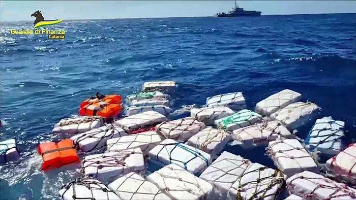 Lực lượng Cảnh sát Tài chính Italy phát hiện số cocaine trong một chuyến bay giám sát thường kỳ ngoài khơi phía Đông đảo Sicily (Italy). Ảnh: CNN