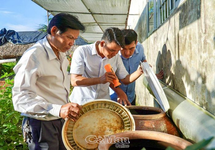 Kiểm tra các dụng cụ chứa nước để diệt lăng quăng tại xã Đầm Dơi.