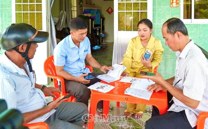 Cán bộ y tế tuyên truyền, hướng dẫn người dân phòng, chống dịch tại xã Hồng Dân.