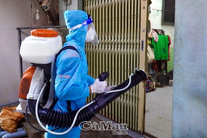 Phun hóa chất diệt muỗi trong hộ dân tại xã Đầm Dơi.