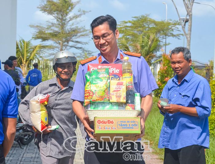 Bí thư Chi đoàn VKSND tỉnh Ngô Minh Quyền tích cực tham gia các hoạt động an sinh xã hội.