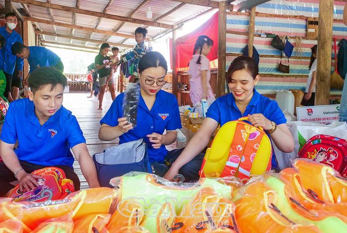  Chị Minh Hải (bìa phải) chuẩn bị quà cho trẻ em tại chương trình Chuyến đò an toàn cho học sinh cửa biển. Ảnh: TIẾN LUẬN