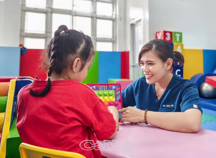Chị Ninh Thị Minh Hải tại Phòng khám Âm ngữ trị liệu, can thiệp sớm giúp trẻ phát triển khỏe mạnh (Ảnh nhân vật cung cấp).