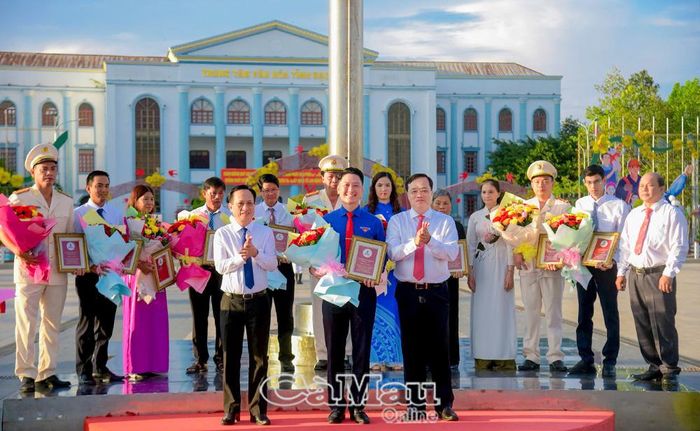 Anh Ngô Quốc Quận được Phó Bí thư Thường trực Tỉnh ủy Huỳnh Quốc Việt (bên phải) và Phó Bí thư Tỉnh ủy, Chủ tịch HĐND tỉnh Phạm Văn Thiều tuyên dương điển hình tiêu biển trong học tập Bác (Ảnh nhân vật cung cấp).