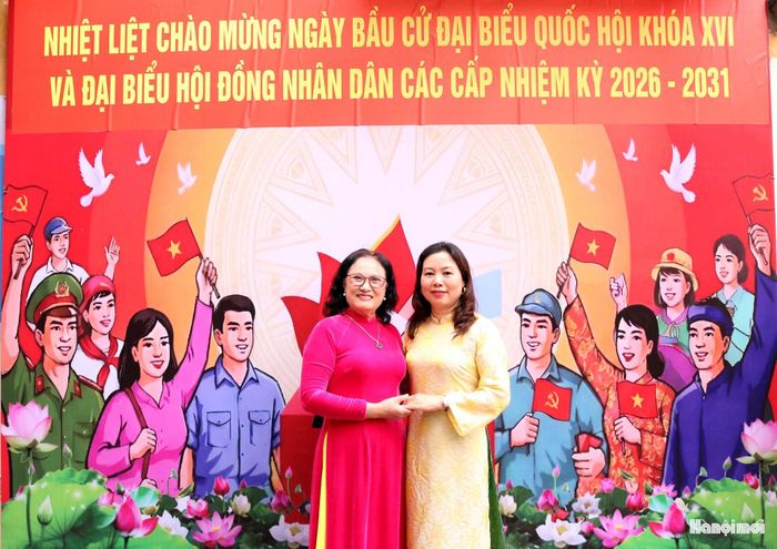 Bà Phan Thị Dâu, Chi hội trưởng Chi hội phụ nữ Hoàng 3 (áo hồng) kỳ vọng các nữ đại biểu HĐND sẽ góp tiếng nói, nâng cao vị thế của phụ nữ trong xã hội. Ảnh: MT