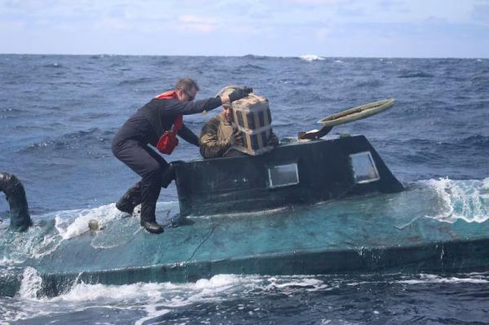 Tàu bán ngầm chở cocaine bị chặn trên Thái Bình Dương trong chiến dịch chống ma túy, năm 2024. Ảnh: USCG