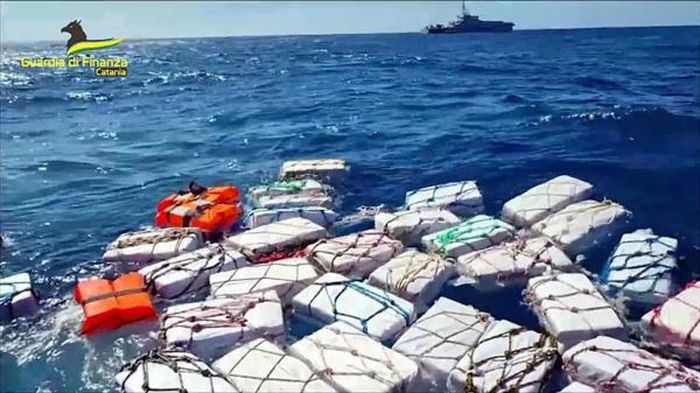 Lực lượng Cảnh sát Tài chính Italy phát hiện số cocaine trong một chuyến bay giám sát thường kỳ ngoài khơi phía Đông đảo Sicily (Italy). Ảnh: CNN