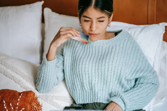  Các hình thức “mua trước trả sau” góp phần đẩy nhanh tình trạng nợ xấu. Ảnh minh họa:Nhóm 25–35 tuổi đang chiếm tỷ lệ lớn hơn trong các hồ sơ phá sản cá nhân. Ảnh minh họa: Pexels.