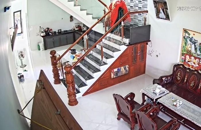  Hình ảnh trùm kín mền đi qua camera. 
