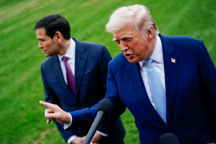 Ông Trump trả lời phỏng vấn tại Nhà Trắng ngày 20/3. Ảnh: Reuters.