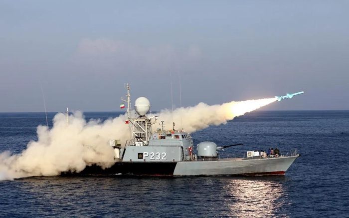 Binh sĩ Iran phóng tên lửa Ghadir trong cuộc tập trận ở Vịnh Oman. Ảnh: The Times.