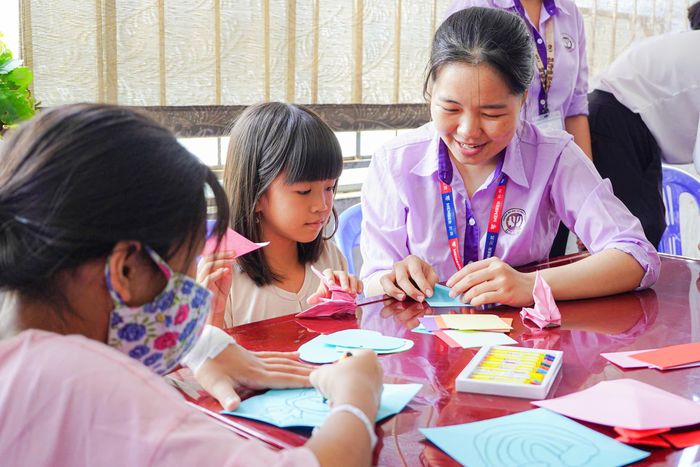  Bệnh nhi được nhân viên phòng công tác xã hội bệnh viện tổ chức những hoạt động vui chơi. Ảnh: Thanh Thuần.