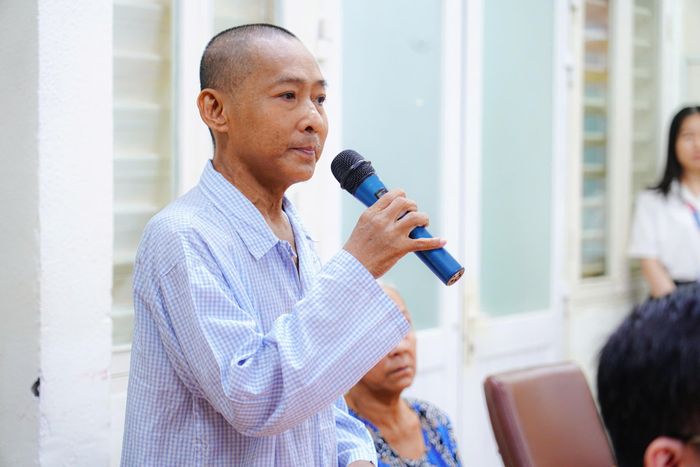  Bệnh nhân Anh Vũ xúc động chia sẻ lời cảm ơn đến đội ngũ y bác sĩ và nhân viên công tác xã hội của bệnh viện. Ảnh: Thanh Thuần. 