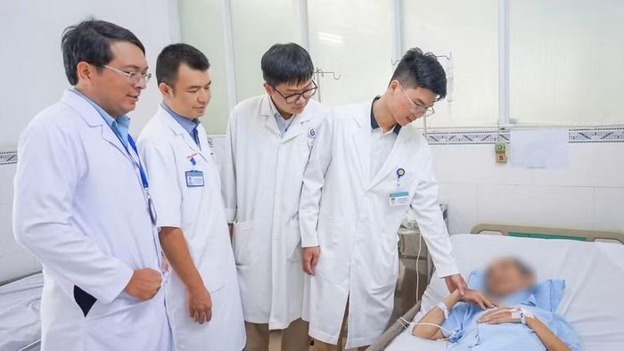 Bác sĩ tại Bệnh viện Nhân dân Gia Định (cơ sở 2) thăm khám bệnh nhân gặp biến chứng do ung thư đại trực tràng.