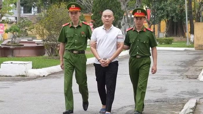 Công an dẫn giải đối tượng Phan Xuân Anh.